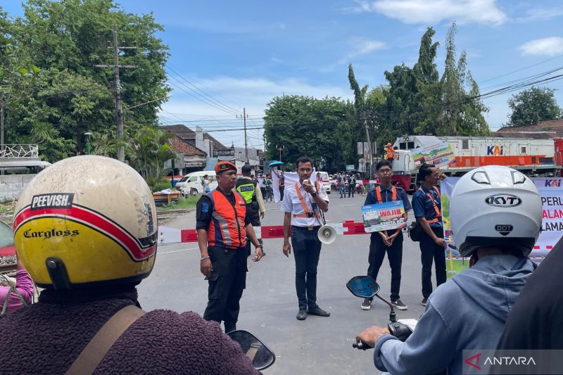 kai-daop-8-surabaya-imbau-pengendara-waspada-di-perlintasan-sebidang