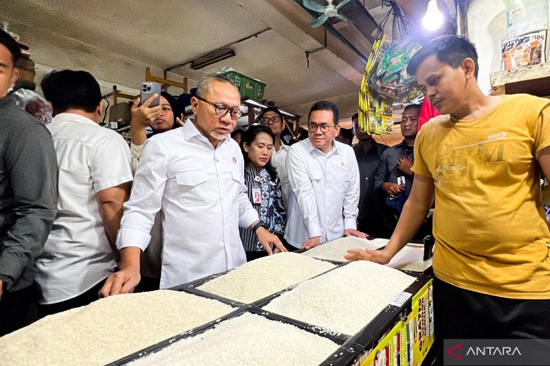 zulhas-dan-mendag-tinjau-harga-pangan-di-pasar-klender-jelang-ramadhan