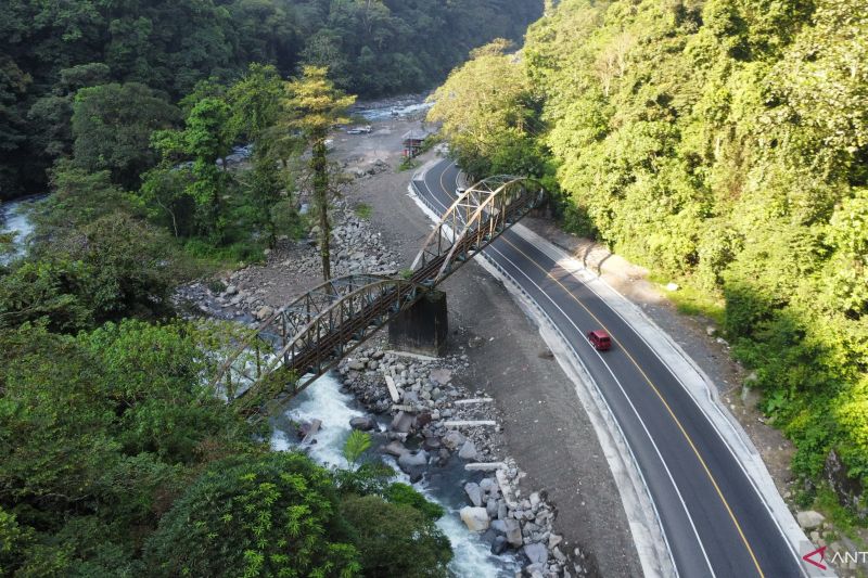 kemantapan-jalan-di-sumatera-barat-mencapai-7051-persen