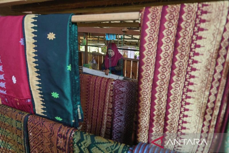 Produksi wastra khas Aceh untuk memenuhi permintaan dari dalam dan luar negeri 