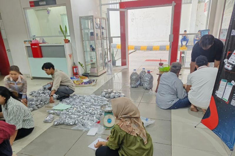 penjual-pentol-beli-isuzu-elf-dengan-uang-koin