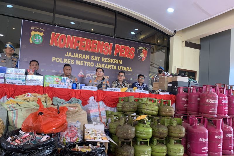 polisi-ungkap-penjualan-makanan-impor-ilegal-di-jakarta-utara