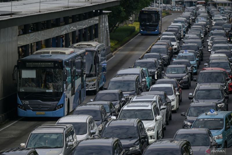 Transjakarta akan tempatkan petugas di perlintasan KA 