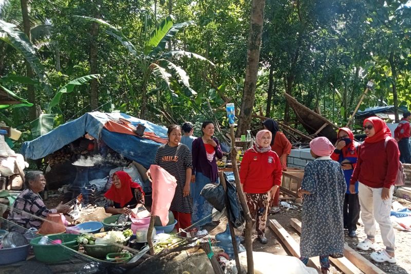 Tagana bantu bangun rumah warga Lebak yang roboh akibat angin kencang