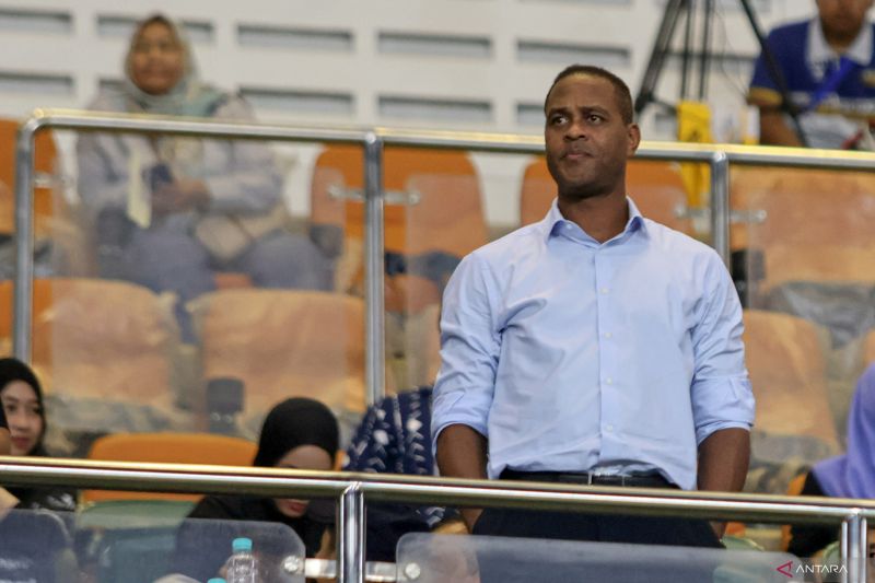 ERICK THOHIR SENANG DENGAN 27 NAMA PERTAMA PILIHAN PATRICK KLUIVERT PATRICK KLUIVERT MENONTON LAGA DEWA UNITED MELAWAN PERSIJA JAKARTA 080225 YSW 3