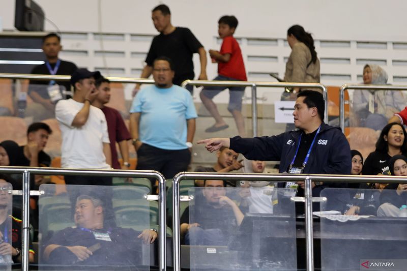 ERICK SEBUT KEDATANGAN WASIT ASING AGAR WASIT LOKAL MAKIN PROFESIONAL PATRICK KLUIVERT MENONTON LAGA DEWA UNITED MELAWAN PERSIJA JAKARTA 080225 YSW 5