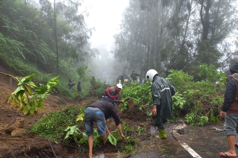 Balai Besar TNBTS imbau wisatawan ke Bromo waspada cuaca ekstrem 