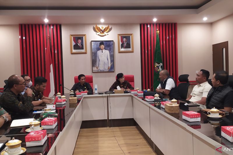 Sekda Bangli pimpin rapat untuk kesediaan LPG 3 kg 