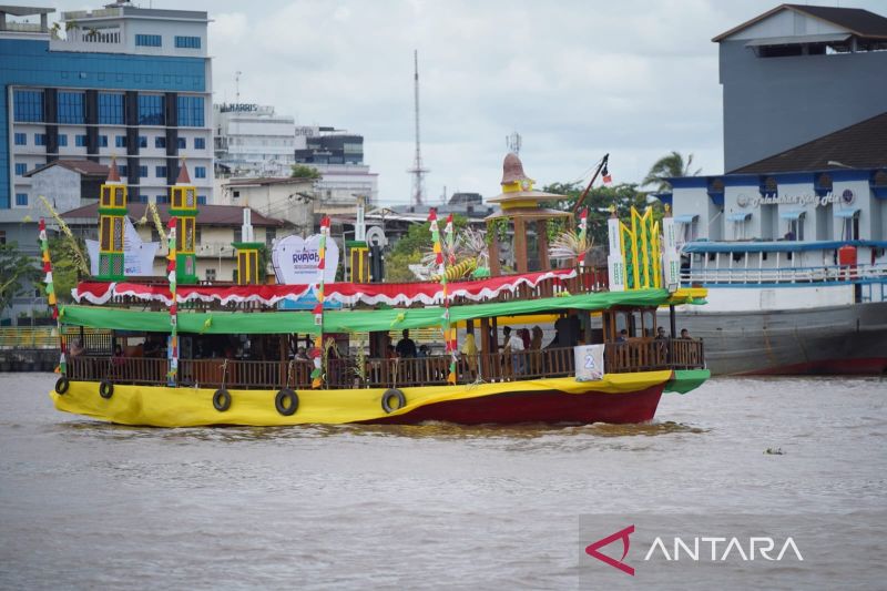 pontianak-juara-kapal-hias-saprahan-khatulistiwa-2025