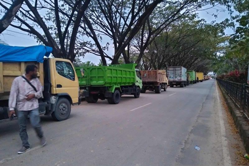 Puluhan truk antre di SPBU Blangpidie untuk dapat solar bersubsidi 