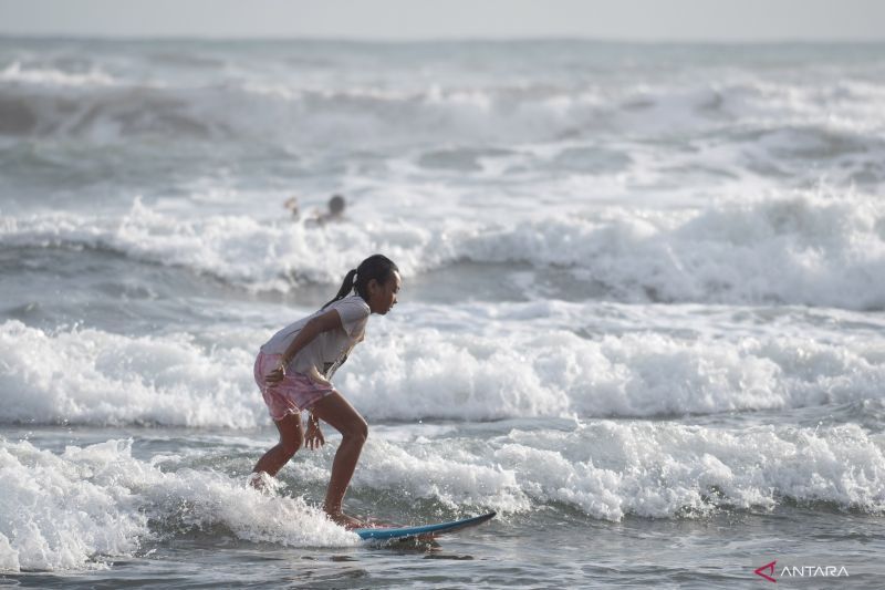 13-pantai-terbaik-buat-surfing-di-indonesia-favorit-peselancar-dunia