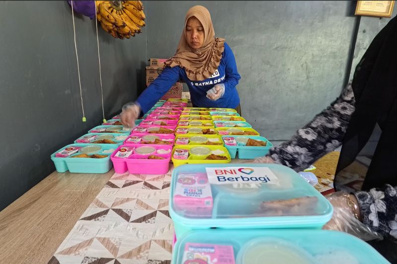 bni-bagikan-makanan-bergizi-untuk-cegah-stunting-di-tasikmalaya