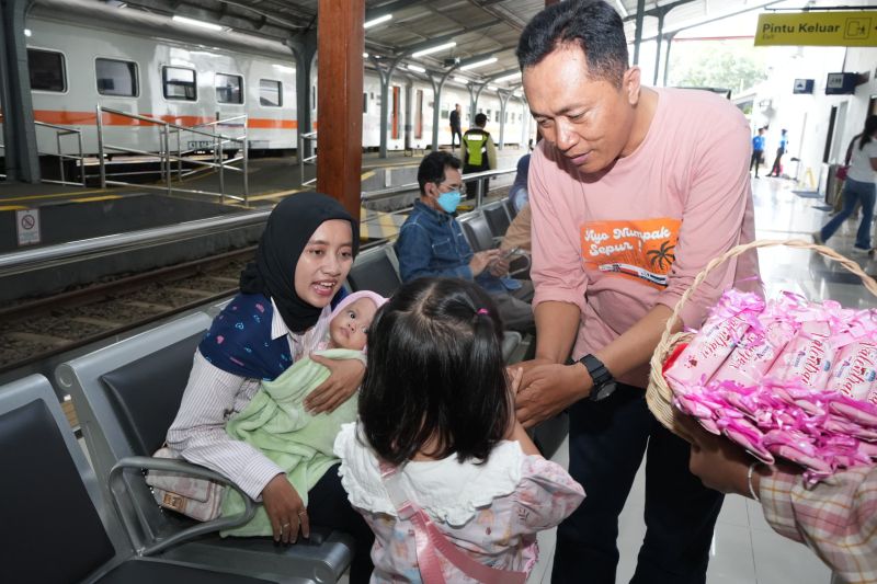 KAI Daop Jember bagikan coklat dan bunga saat Hari Kasih Sayang  