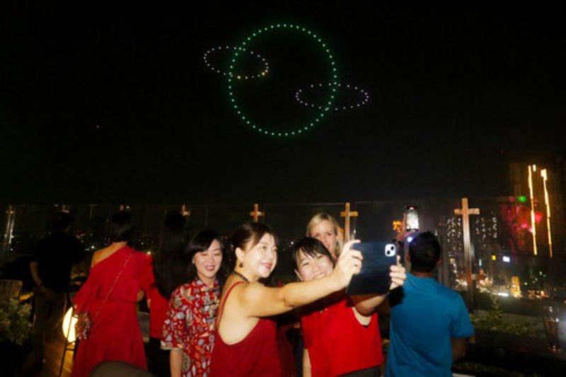 Pertunjukan Drone Pertama oleh Soiree Rooftop Bar Meriahkan Langit Surabaya