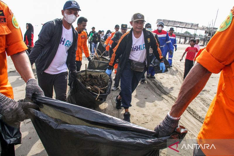 Aksi bersih sampah pantai dalam rangka sambut HUT Basarnas