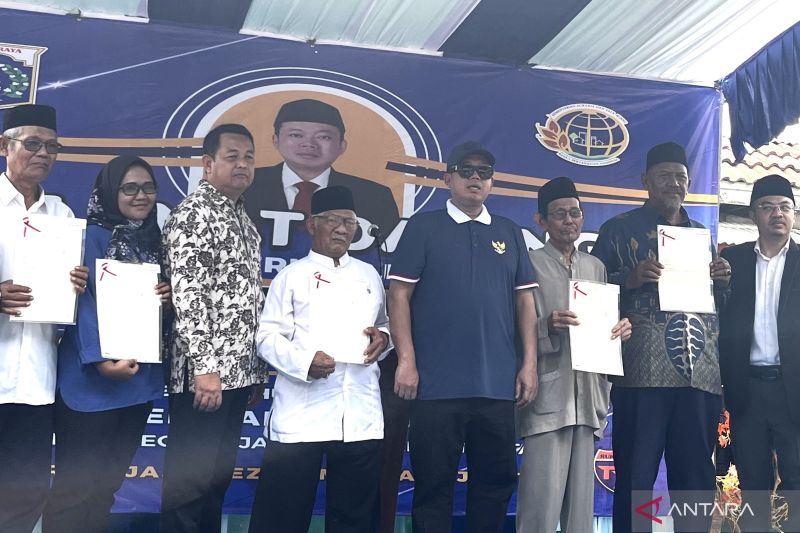 Menteri ATR/BPN serahkan SHGB ke warga Kampung Bermis