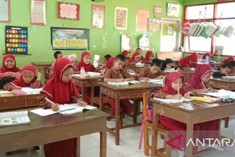 OJK Sulselbar tumbuhkan budaya menabung pada siswa 