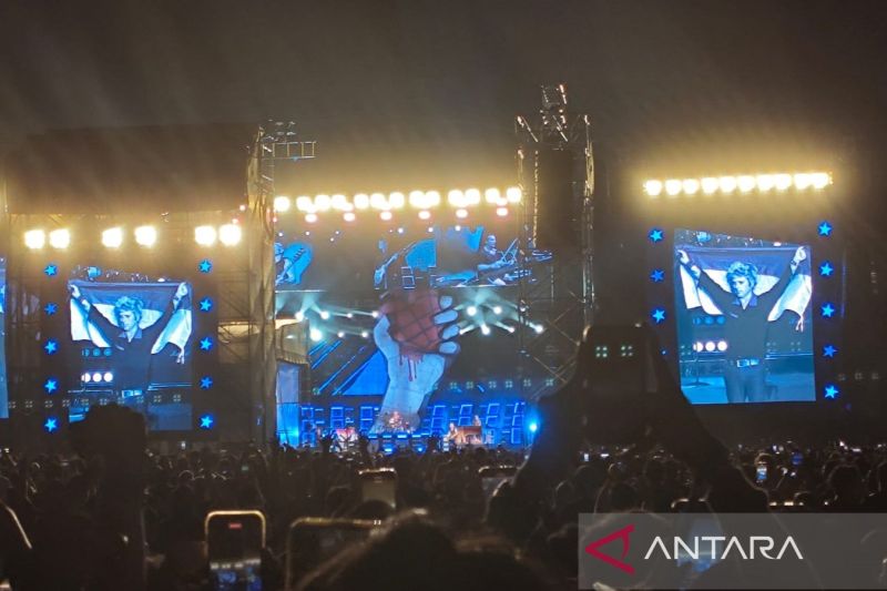 Konser di Jakarta, vokalis Green Day cium bendera merah putih