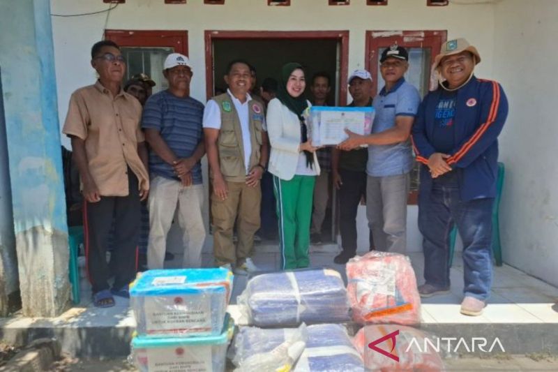 Anggota DPR RI salurkan bantuan warga terdampak banjir Bima