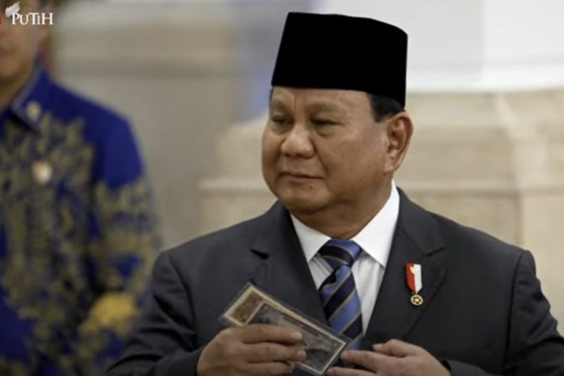 Wakil Kepala BPKP beri kejutan, kasih uang langka ke Presiden Prabowo 