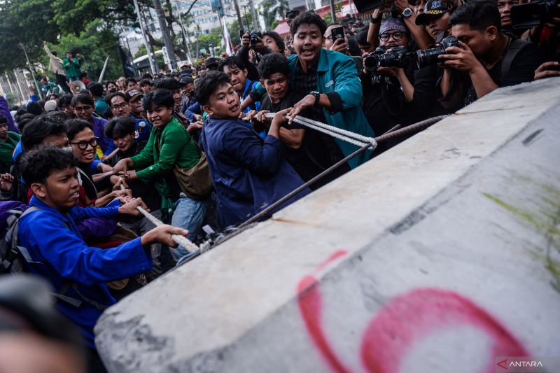 Kemarin, pelantikan gubernur hingga unjuk rasa di Patung Kuda Monas