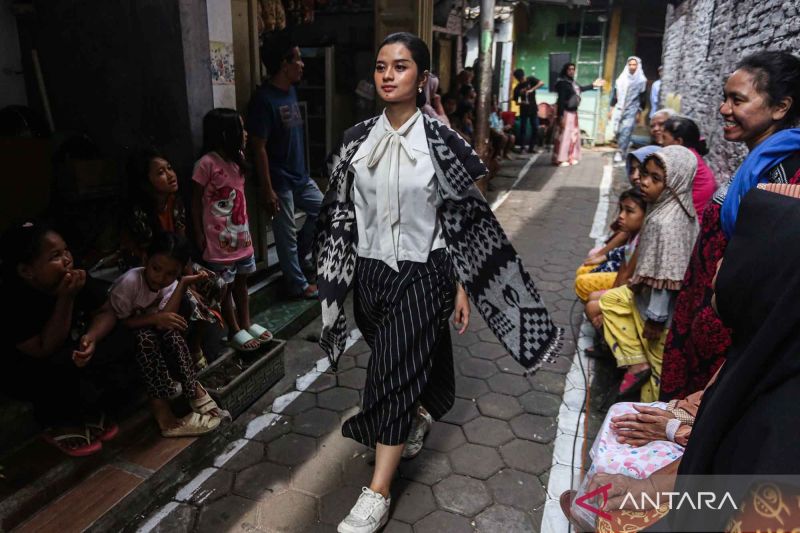 Lestarikan produk kain wastra nusantara pada peragaan busana di tengah Kampung Bustaman Semarang