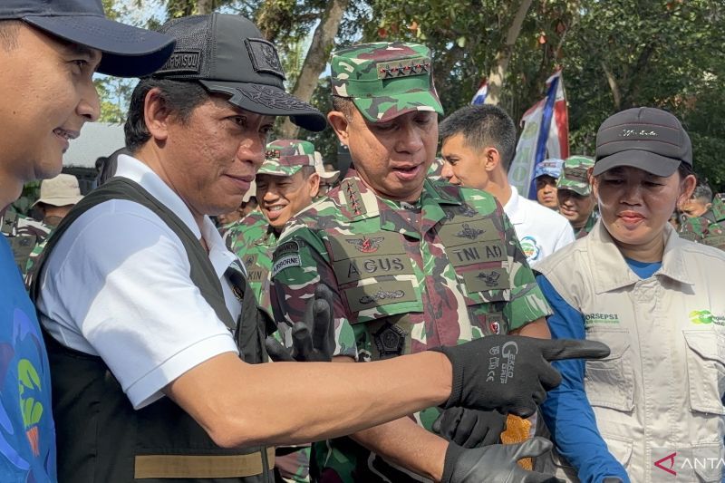 Menteri LH dan Panglima TNI lakukan aksi bersih pantai di Batukaras