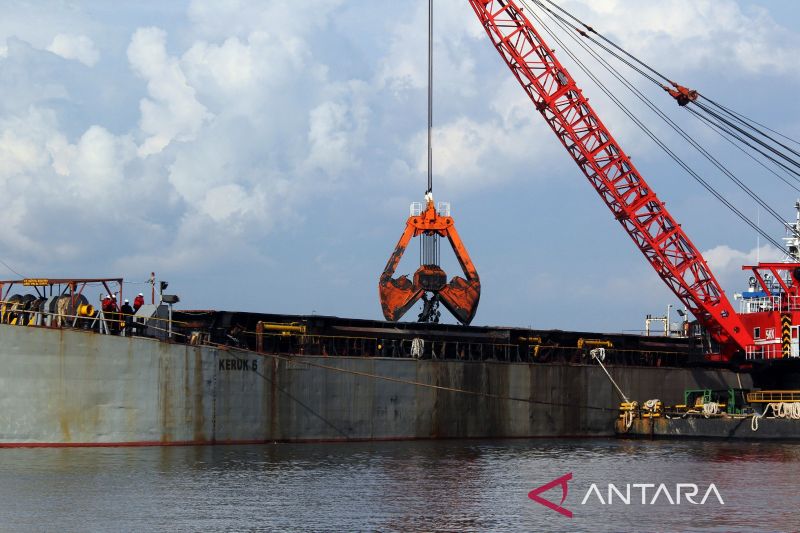 Pengerukan lumpur laut Pelabuhan PHR Dumai