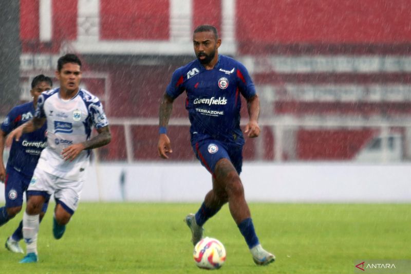 PELATIH PSIS APRESIASI ETOS KERJA PEMAIN MENAHAN IMBANG AREMA 1000366957