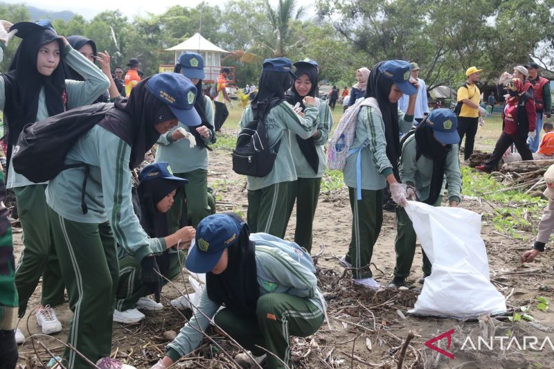 ratusan-orang-gelar-aksi-bersih-bersih-objek-wisata-geopark-ciletuh