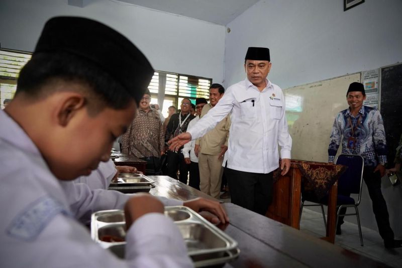 kemenkop-mulai-salurkan-susu-dari-koperasi-untuk-mbg