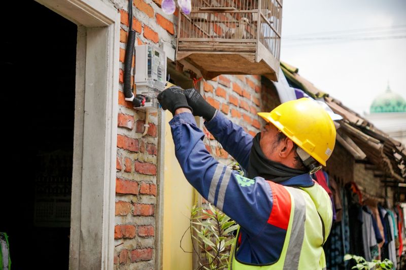 PLN sambungkan listrik gratis bagi 137 warga prasejahtera Jatim