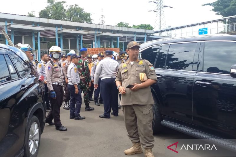 personel-gabungan-tindak-11-kendaraan-yang-parkir-liar-di-jaktim