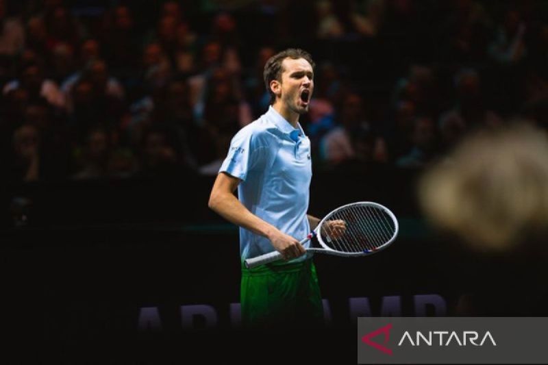 Medvedev catatkan 400 kemenangan level tur di Halle