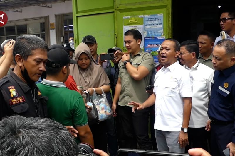 Menteri Bahlil tinjau antrean pangkalan gas 3 kg di Tangerang 