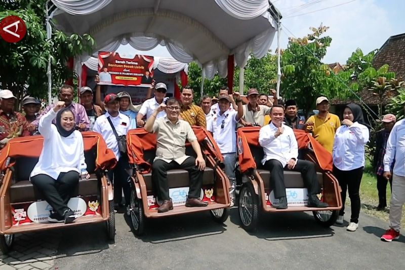 Presiden bagi-bagi becak listrik kepada tukang becak lansia