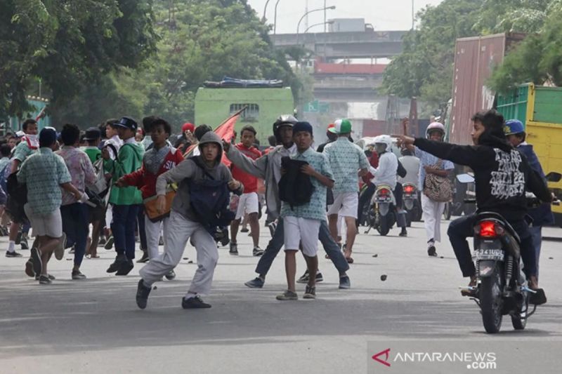 polisi-tangkap-pelaku-tawuran-bersenjata-tajam-di-rel-kereta-ciputat
