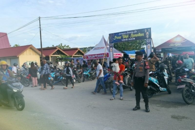 Personel Polres Biak melakukan pengamanan di pasar takjil Ramadhan