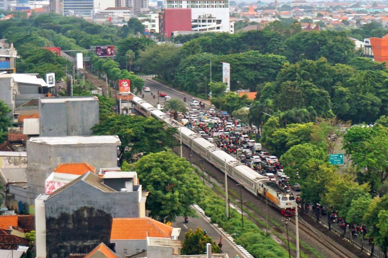 PT KAI larang masyarakat "ngabuburit" di jalur kereta api