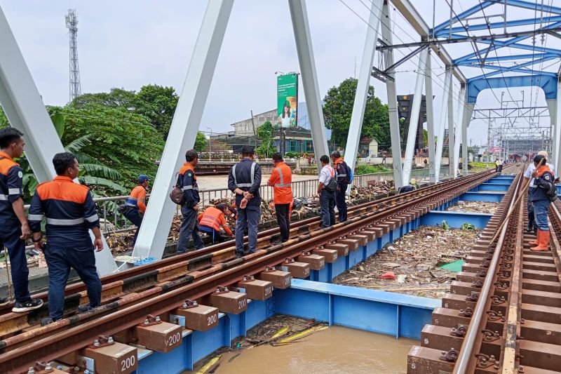 banjir-bekasi-sebabkan-dua-kereta-parahyangan-alami-keterlambatan