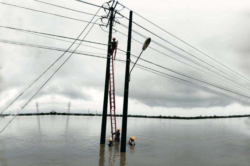 PLN siaga penuh pulihkan jaringan listrik di tengah cuaca ekstrem