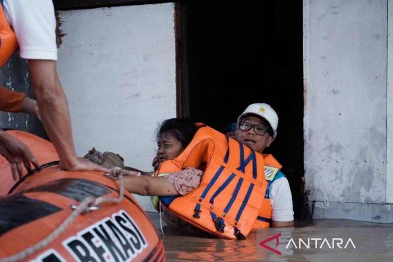 PLN kontrol keamanan listrik dan bantu evakuasi warga banjir Bekasi