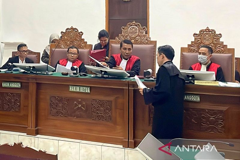 Kesehatan memburuk, Hakim PN Jaksel tunda sidang vonis Ted Sioeng