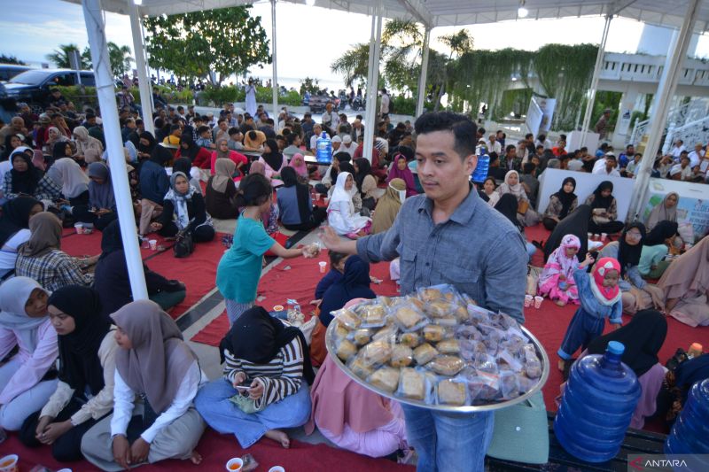 REKOMENDASI TAKJIL UNTUK MASJID YANG BIKIN BUKA PUASA MAKIN NIKMAT TAKJIL GRATIS DI MASJID AL HAKIM PADANG 070325 IEF 2