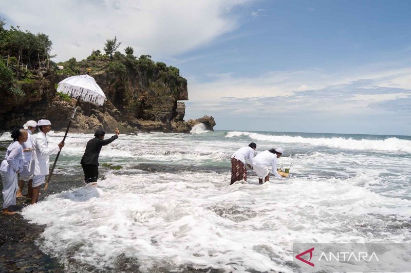 Upacara Melasti di Gunungkidul dalam rangka menyambut Hari Raya Nyepi