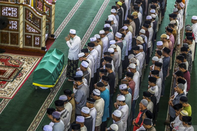 Apakah orang yang meninggal harus diadzankan? Ini hukumnya