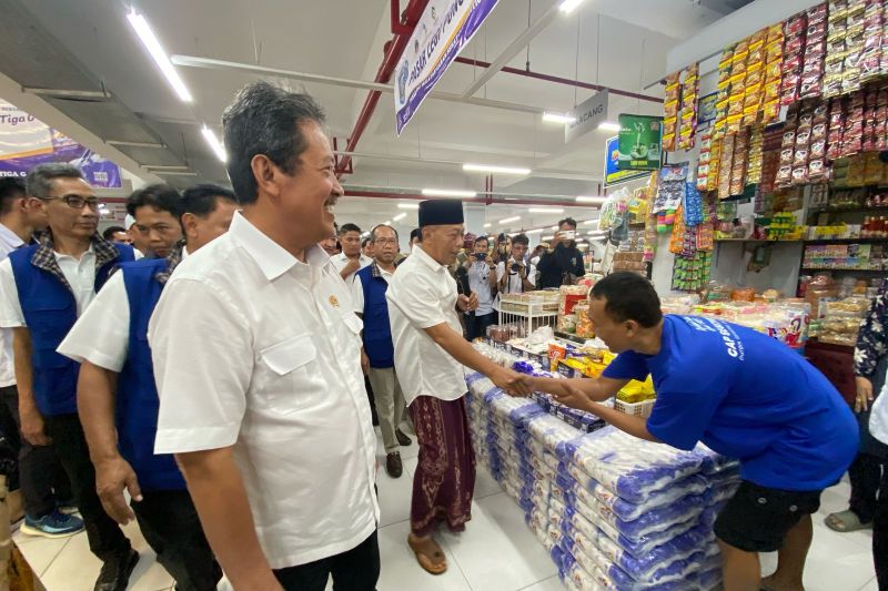 Menteri Trenggono tinjau ketersediaan garam di Pasar Legi Ponorogo