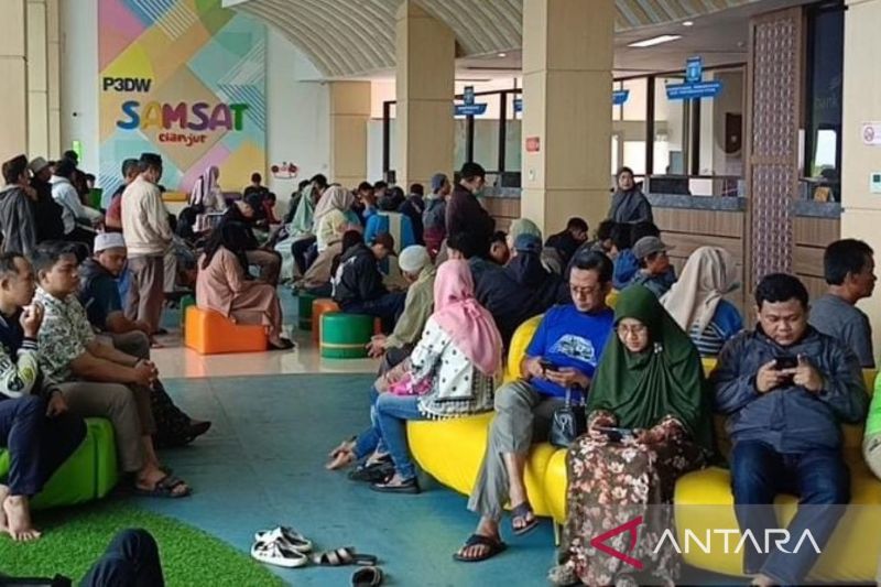 Ratusan orang wajib pajak padati SamsatCianjur Jabar