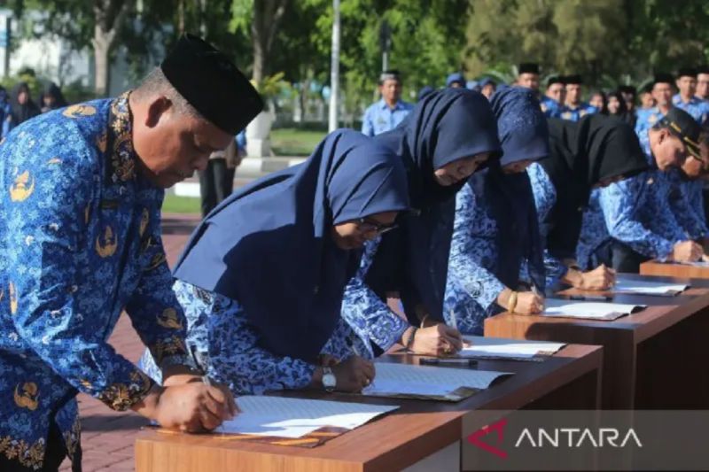 Politik, dari perpanjang batas usia pensiun ASN hingga patroli Bawaslu
