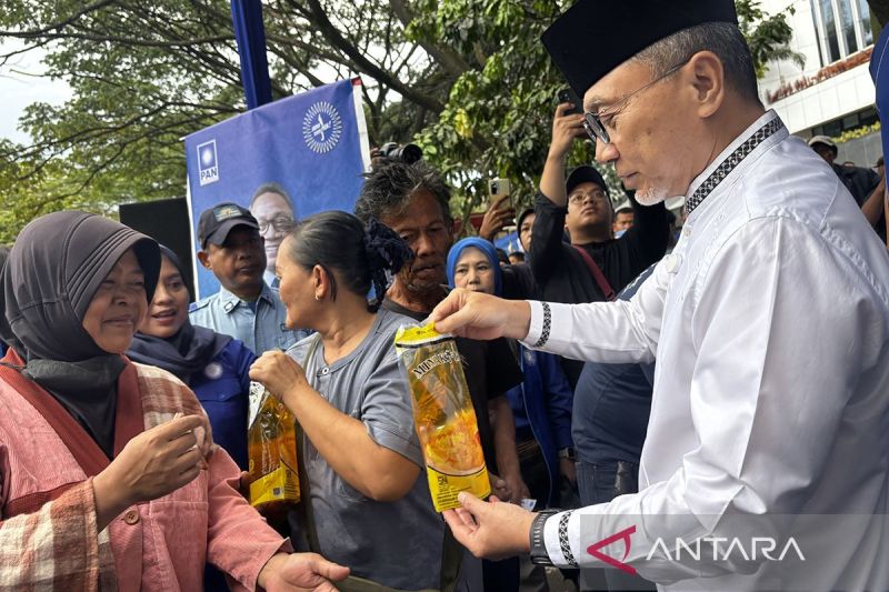 Menko Zulhas bagikan MinyaKita gratis ke 1.500 warga di Bandung